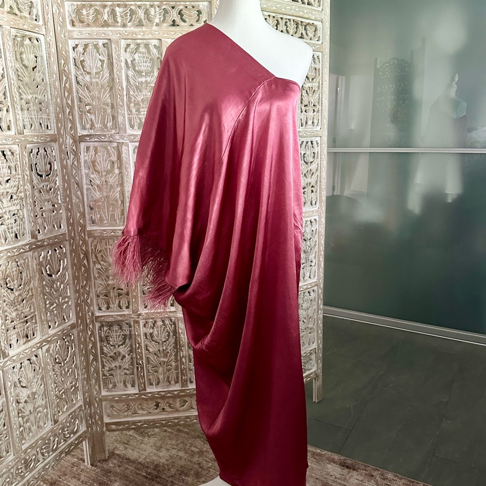 Retro Glam One-Shoulder Pink Dress with faux feather sleeve